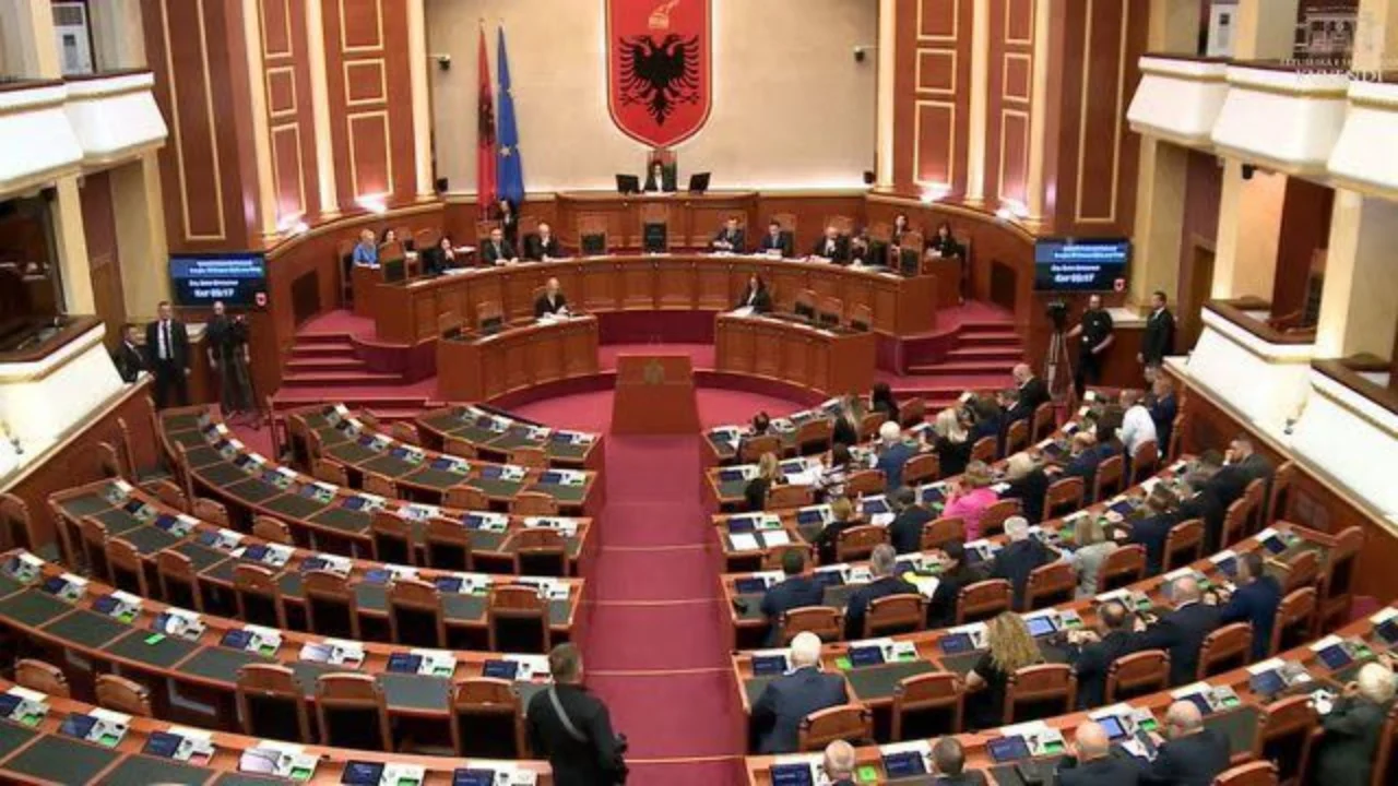 Deputetët e PD kundër Berishës për bojkotin e Kuvendit, Leskaj: Mungesa në seancë ishte gabim, çfarë kuptimi ka?
