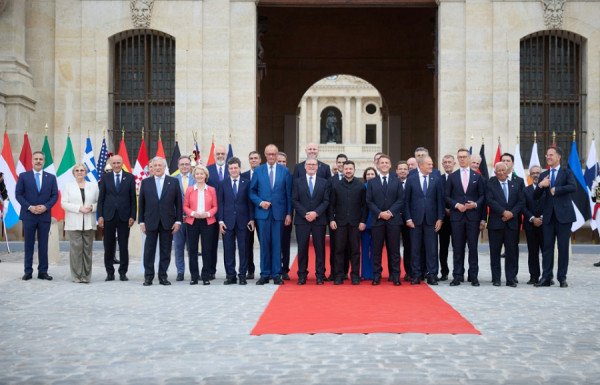 ​Vuçiqi askund: Në fotografinë e zyrtarëve botërorë nga Parisi, përsëri mungon presidenti i Serbisë