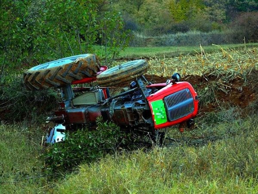 Aksident në Gremnik të Klinës  Humbi jetën pas rrokullisjes me traktor