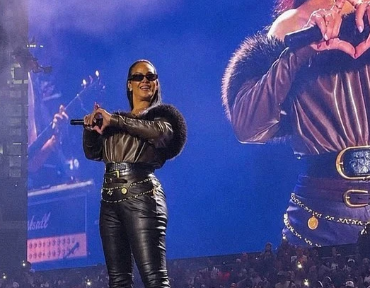 Rihanna kritikohet pas rikthimit në skenë me Jay-Z, fansat e quajnë performancën ‘pa energji’