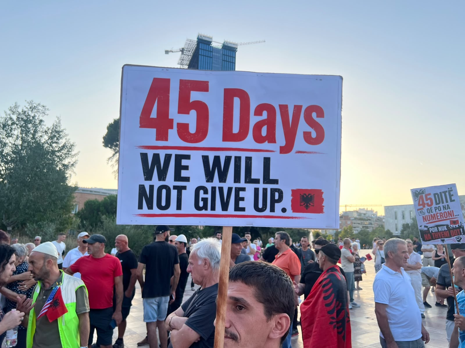 Pjesëmarrje masive! Mbyllet protesta e 45-të për dorëheqjen e Ramës - Qytetarët thirrje nga Bulevardi: Ju erdhi fundi!