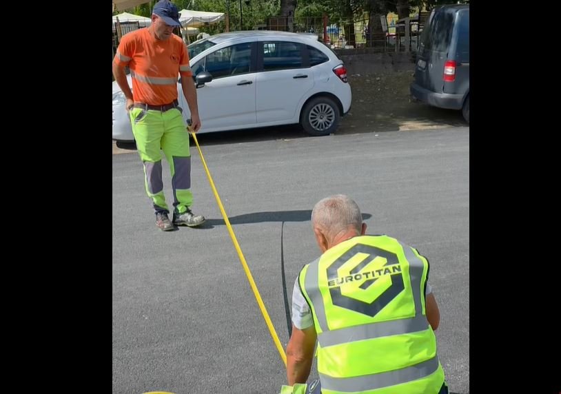 Përfundon një tjetër investim në Prevallë, vendoset sinjalizimi horizontal dhe vertikal 