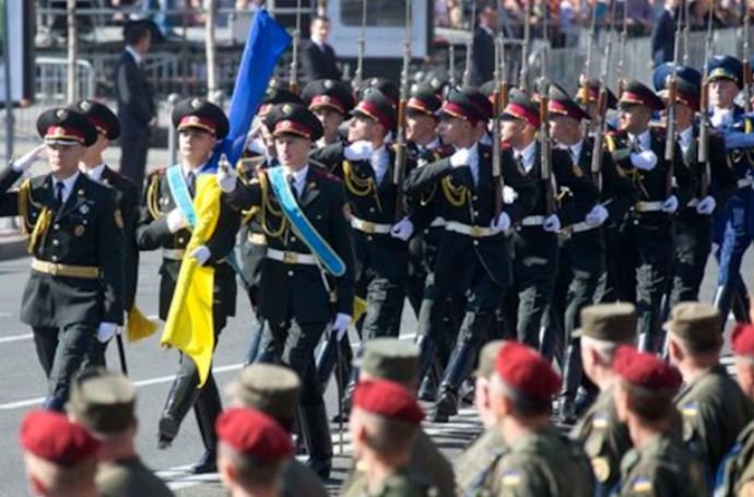 Franca feston Ditën e Bastijës / Ushtarët ukrainas parakalojnë në Champs-Elysees në shenjë mbështetjeje