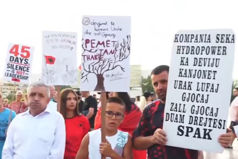 Sot protesta e 45, qytetarët mblidhen në sheshin “Skënderbej”, thirrje: Rama, jepe dorëheqjen!