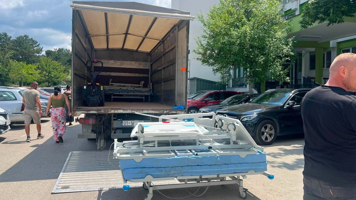 Pas reagimeve për kushtet në Pediatri, nisin të largohen shtretërit e dëmtuar