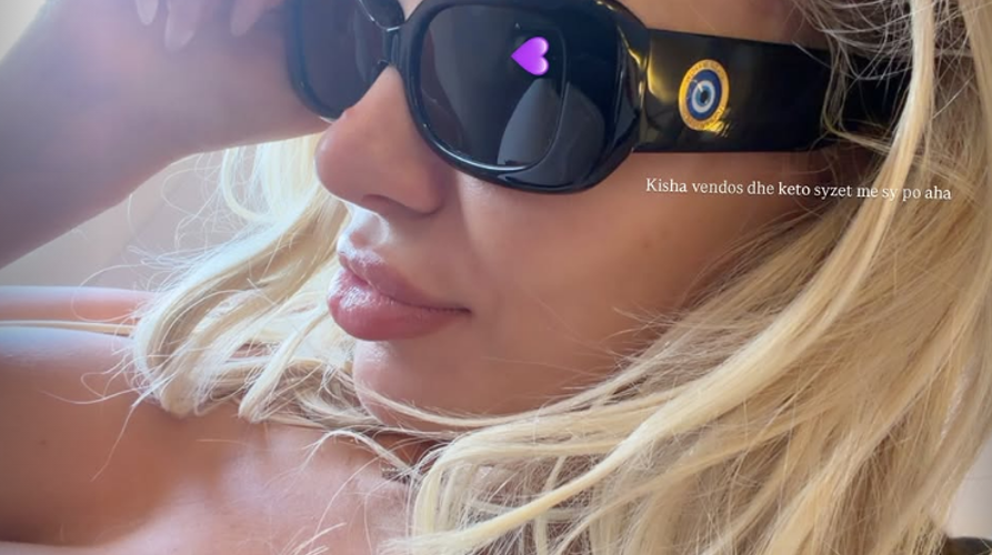 Luana ndan një selfie, syzet me simbolin e “mësyshit” bien në sy 