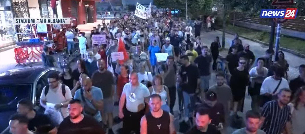 Protestuesit marshojnë drejt stadiumit “Air Albania”: Rama n’burg, Berisha n’burg!