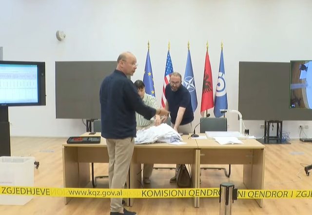 Zgjedhja e strukturave drejtuese të PD-së/ Nis numërimi i votave në selinë blu