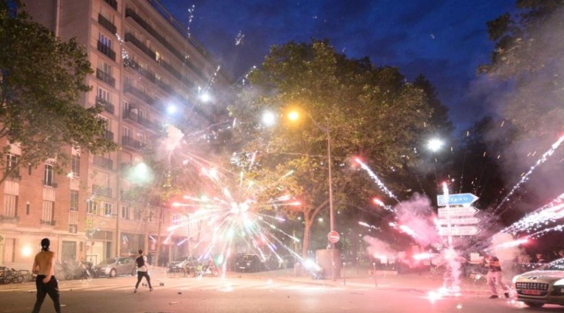 Tifozët përplasen me policinë në Paris e Lyon