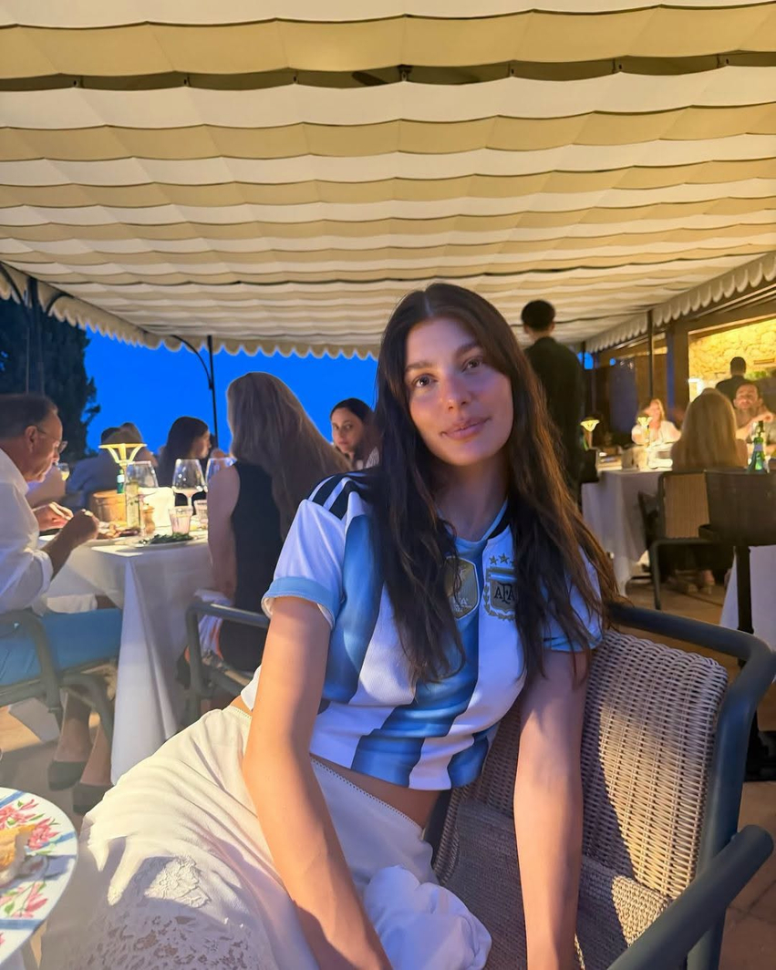 Camila Morrone nuk e fsheh krenarinë për Argjentinën  edhe gjatë pushimeve në Itali