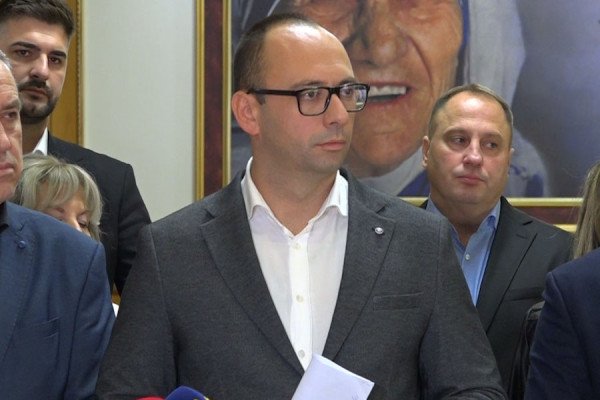 ​Pa prova e fakte, Simiq përsërit narrativat e Beogradit karshi Kosovës – kritikon edhe BE-në
