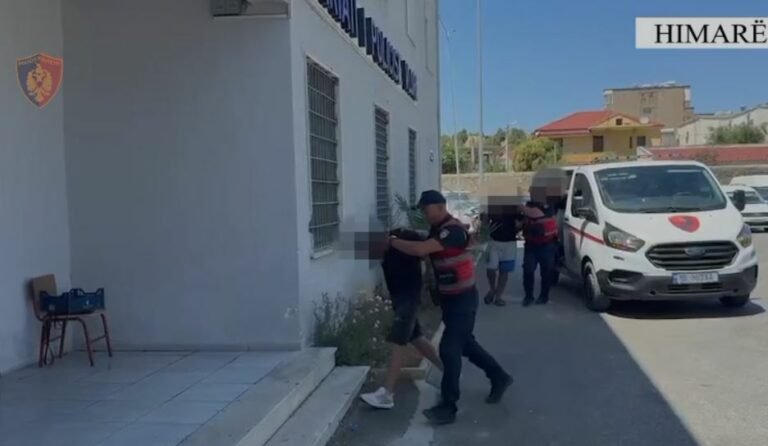 Tentuan të grabisnin me dhunë një 70-vjeçar në Borsh duke i hyrë në banesë, pranga tre ‘skifterëve’