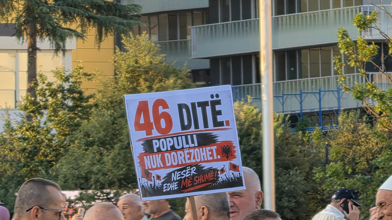 Protesta e 46-të, pankartat ironike të qytetarëve: Bukë nuk ka, spektakël ka plot! Populli nuk dorëzohet