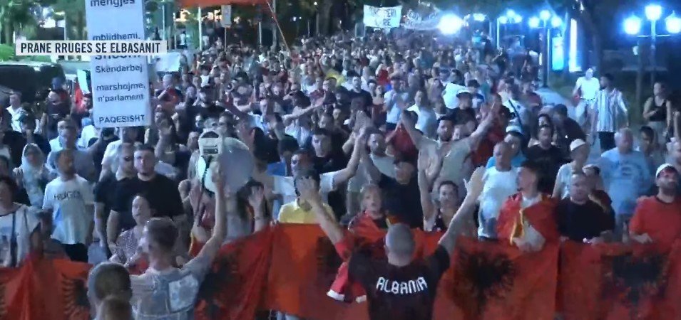 Marshimi masiv nuk ndalet në rrugët e Tiranës, qytetarët me thirrje të forta: Arrestoni Ramën!