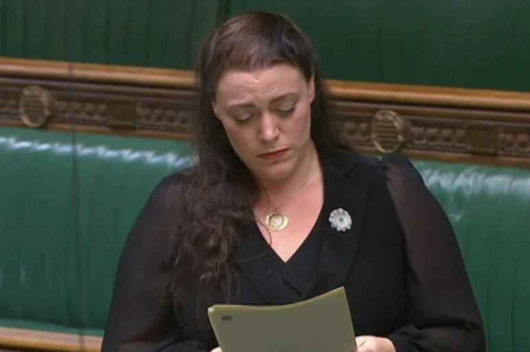 Deputetja britanike Kearns reagon ndaj Paunoviqit: Bota nuk do t’i harrojë krimet e Millosheviqit në Kosovë