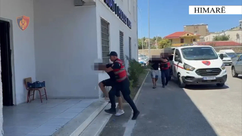 Tentuan t i grabisnin kursimet me pistoletë çakmak një 70 vjeçari në Borsh  arrestohen tre të rinj  njëri theu masën  arrest në shtëpi 