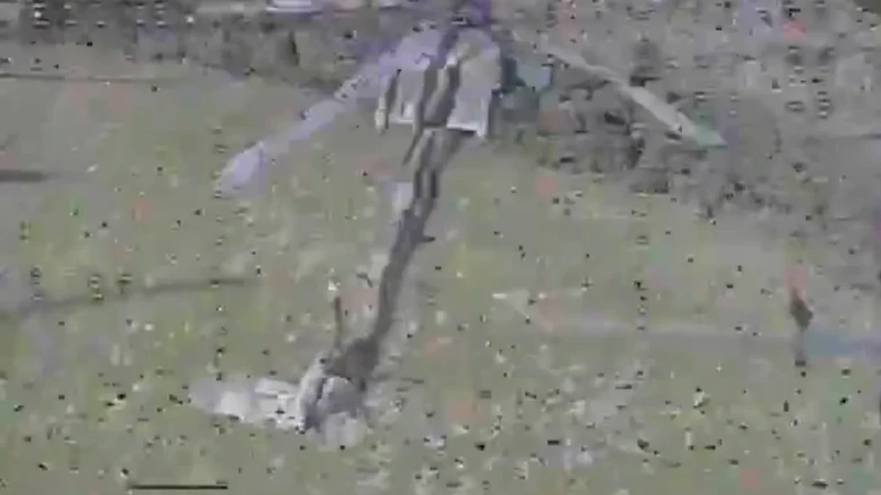 Ukrainasit publikojnë pamjet e rrëzimit të helikopterit rus Mi-28 me dron