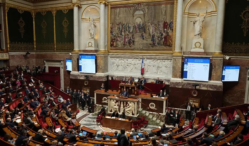 Deputetët francezë miratojnë ligjin për vdekjen e asistuar pas vitesh debate