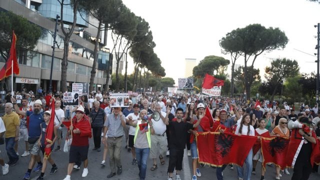 Nis marshimi masiv i protestuesve nga Sheshi “Skënderbej” drejt Kryeministrisë: Rama SPAK you!