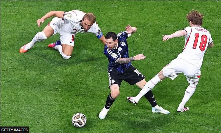 BBC: Qysh Messi, si trajner brenda fushës, i prishi taktikat e Anglisë në lojë e sipër