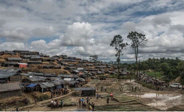 ​Dyshohet për mbi 500 viktima pas fundosjes së dy varkave me Rohingya në Gjirin e Bengalit