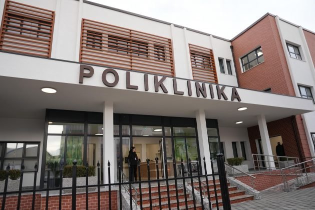 Plagosje me thikë në poliklinikën e Shkodrës, një person përfundon në spital