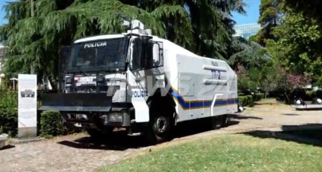 Autobotë uji dhe forca të shumta policore/ Mazhoranca frikë nga revolta, “blindohet” Kuvendi, por aty s’ka protestues 