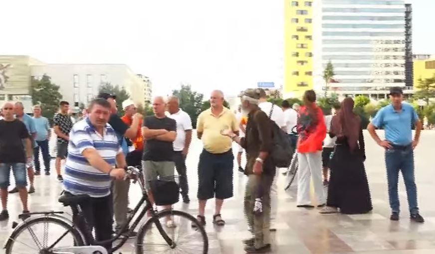 Sot protesta e 47-të kundër qeverisë/ Qytetarët mblidhen në sheshin “Skënderbej”