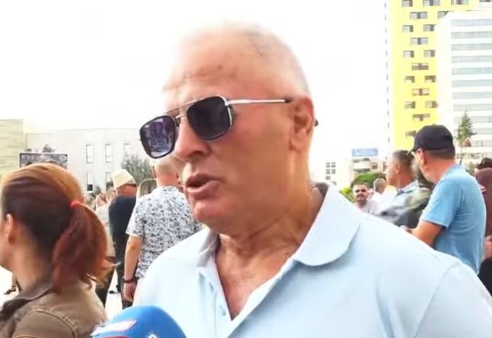 Pensionisti vjen nga Durrësi çdo ditë me autobus për t’iu bashkuar protestës: Rama, fatkeqësi për kombin tonë. Do të ikë shumë shpejt!