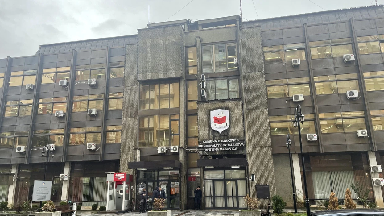 Komuna e Gjakovës u bën thirrje bizneseve të respektojnë orarin e punës, paralajmëron kontrolle nga Inspektorati