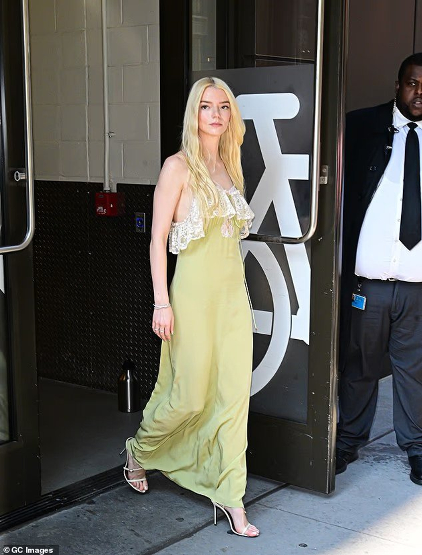 Anya Taylor Joy shkëlqen me një fustan të gjelbër elegant gjatë promovimit të serialit  Lucky 