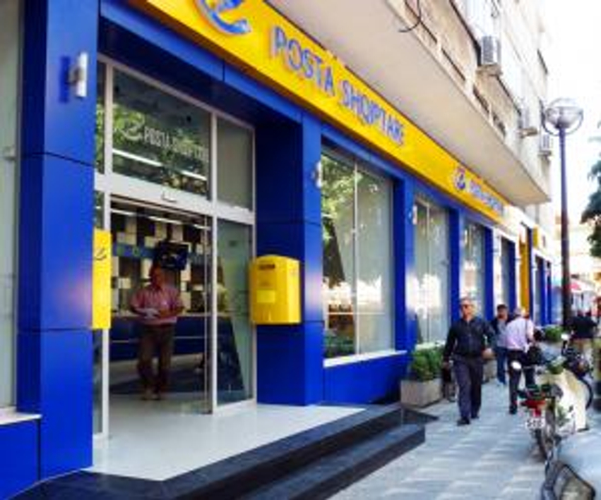 Dyshohet se vodhën mijëra euro në filialin në Durrës, ndalohen
