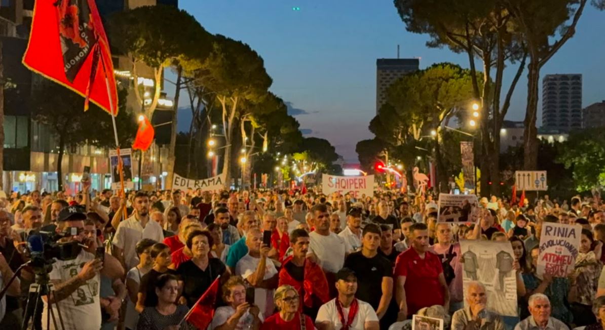 “Rama jepe dorëheqjen”- Pas protestës së 47-të, qytetarët marshojnë rrugëve të Tiranës: Ju erdhi fundi, revolucion!