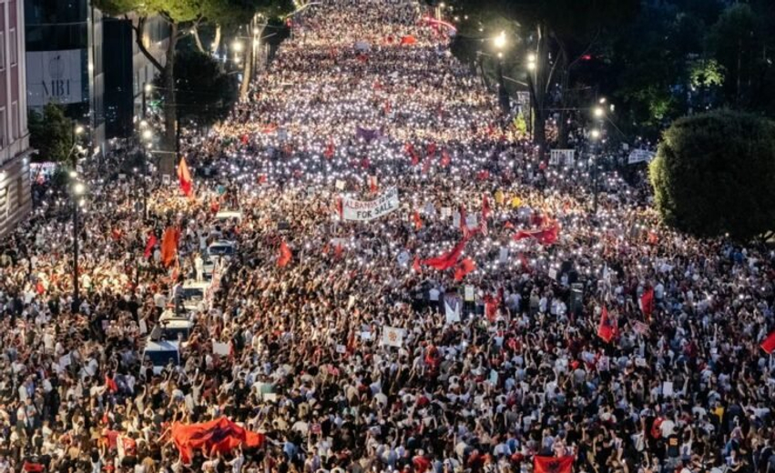  Rrëzohu ose dorëzohu   47 ditë revoltë  Shqiptarët kërkojnë dorëheqjen e Ramës Ju erdhi fundi 