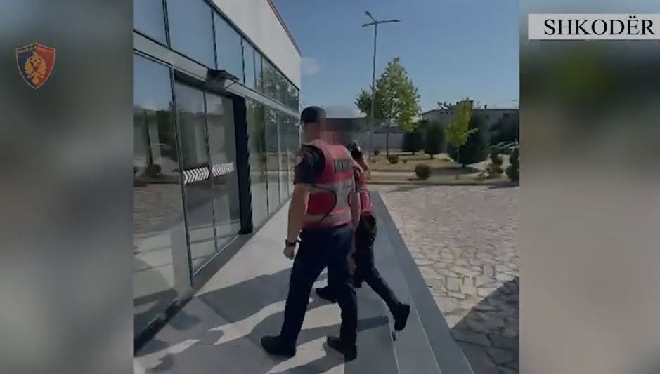 Arrestohet 21-vjeçari në Shkodër, iu gjetën 4 armë zjarri dhe municione në shtëpi
