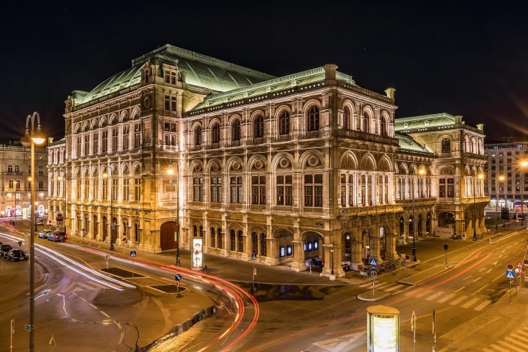 Teatri i oper&euml;s me fam&euml; bot&euml;rore, daton n&euml; vitin 1869 dhe ka mir&euml;pritur disa nga k&euml;ng&euml;tar&euml;t m&euml; t&euml;...