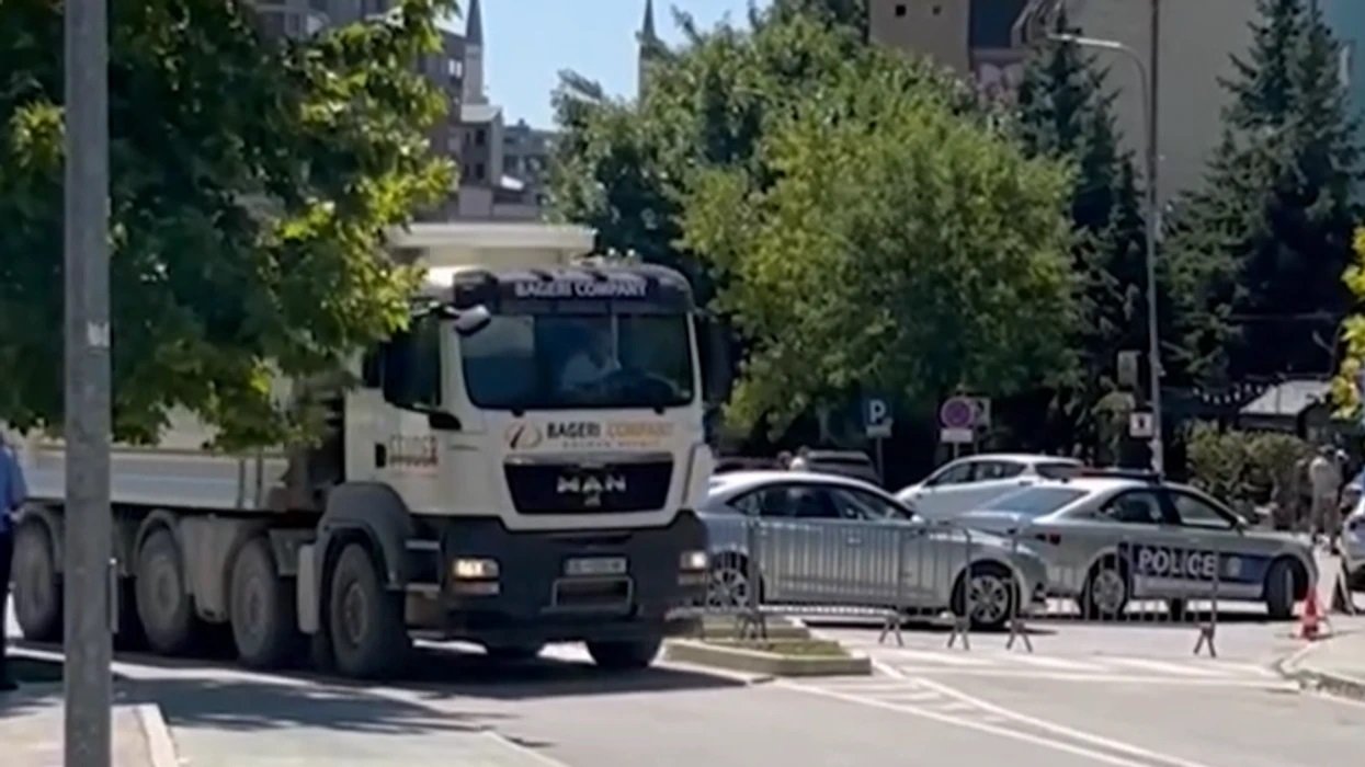 Nesër kufizohet qarkullimi i kamionëve mbi 20 tonë në autoudhët e Kosovës