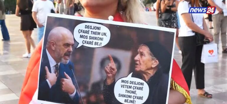 “Dëgjoni çfarë them unë, mos shikoni çfarë bëj!”, ironia goditëse ndaj Ramës në protestën e 48-të