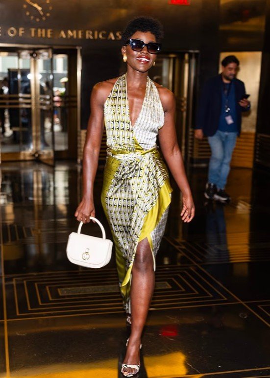 Lupita Nyong'o mahnit me një fustan elegant, ndërsa 