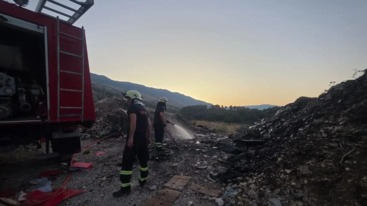Flakët shkrumbojnë shkurre e barishte në Gjirokastër, autoritetet thirrje qytetarëve të tregojnë kujdes maksimal për parandalimin e zjarreve