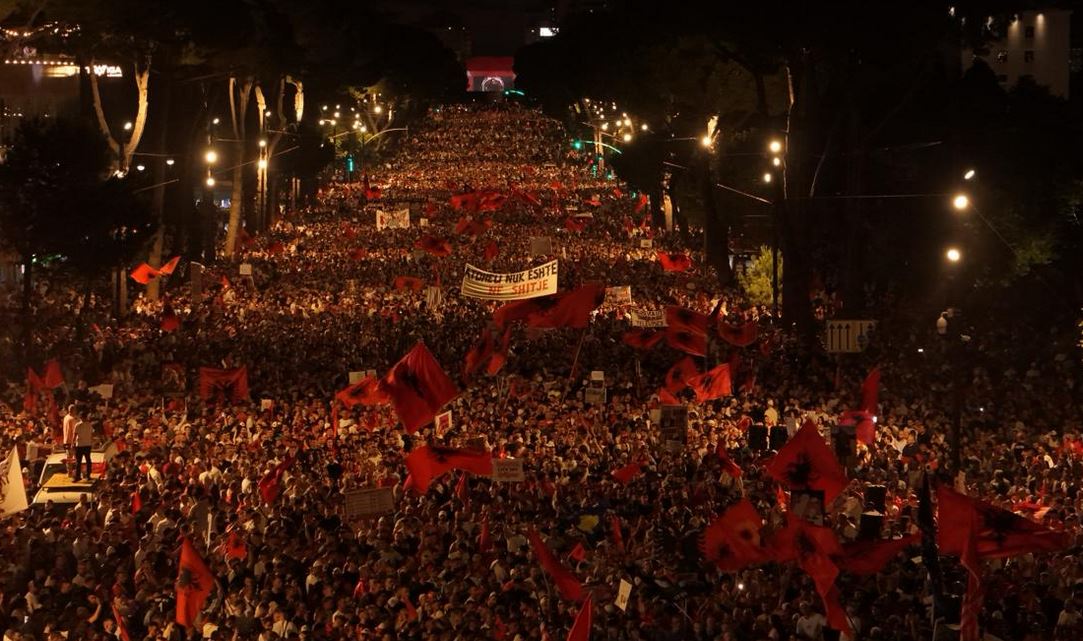 Media amerikane: Revolucioni i Flamingove u shndërrua në protesta masive kundër qeverisë!