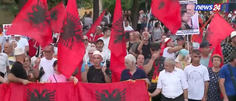 Protestë kundër Ramës! Qytetarët nisin marshimin nga Sheshi Skëndërbej, drejt Kryeministrisë: Arrestoni Ballukun!