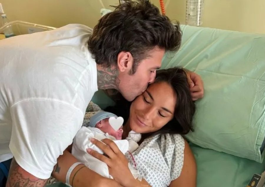 Ish-bashkëshorti i Chiara Ferragnit bëhet baba për herë të tretë, partnerja e re e Fedez sjell në jetë djalin e tyre