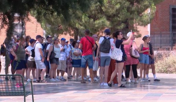 INSTAT: Italianët mbizotërojnë turizmin në Shqipëri, pasojnë Kosova me 11%, Gjermania 10%, Franca 9%