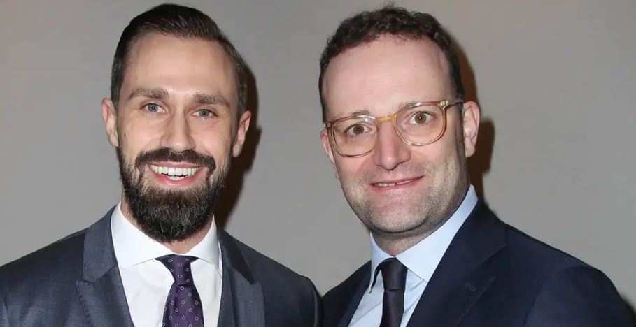 Jens Spahn dhe nëna bartëse në SHBA: Standarde të dyfishta?