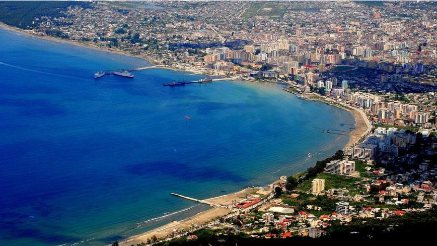 Europa “zbarkon” në Vlorë / Turistët e huaj preferojnë qytetin bregdetar për pushime