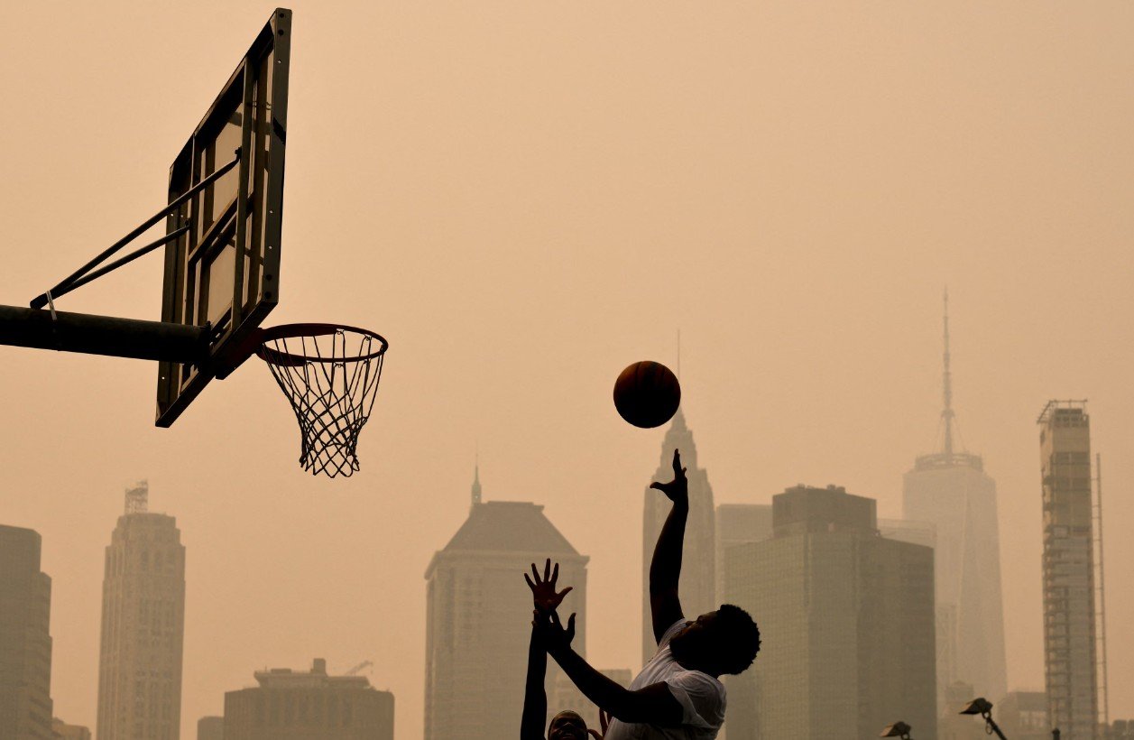 Njer&euml;zit luajn&euml; basketboll nd&euml;rsa tymi nga zjarret n&euml; pyjet e Kanadas&euml; krijon nj&euml; mjegullnaj&euml; mbi Nju Jork....
