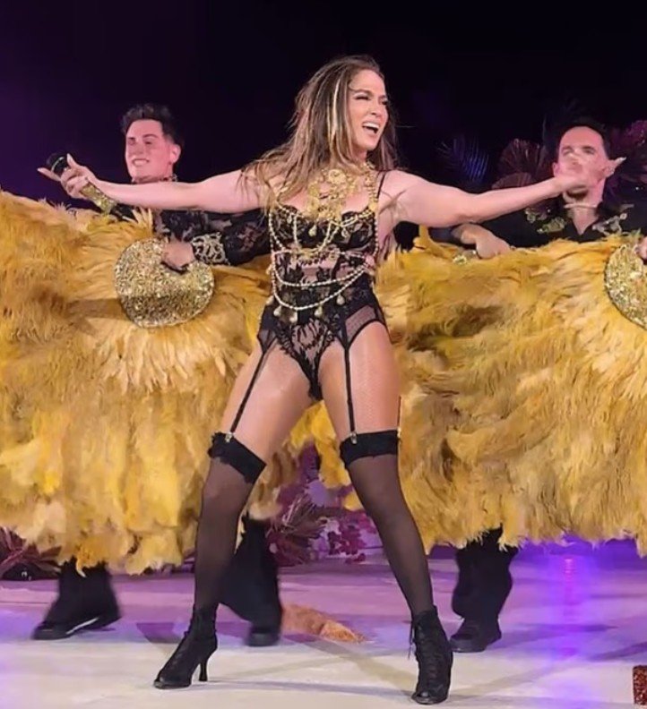 Jennifer Lopez mahnit në Itali, shkëlqen me të zeza dhe trupore elegante në sfilatën e Dolce & Gabbana