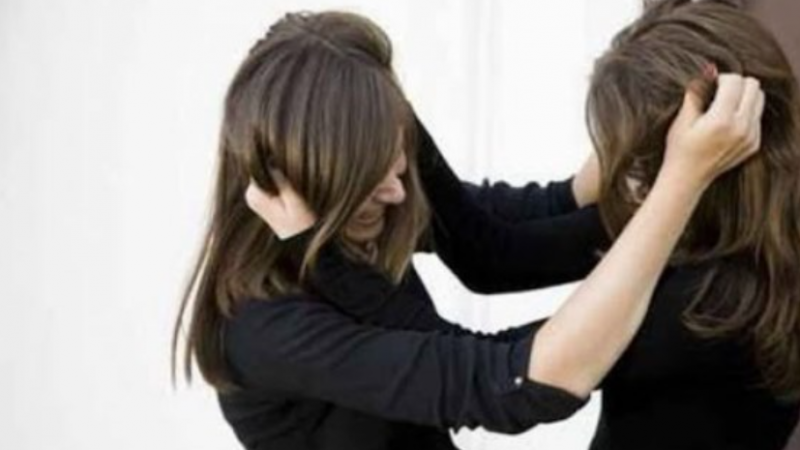 14 vjeçarja ushtron dhunë ndaj motrës dhe vëllait në Pejë, largohet nga shtëpia