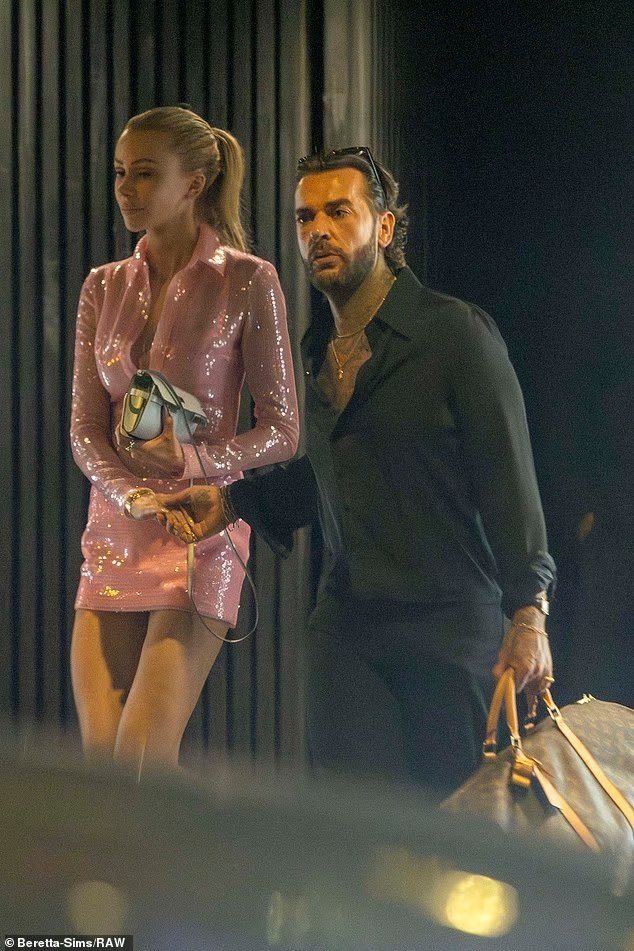 Olivia Attwood dhe Pete Wicks konfirmojnë romancën me një puthje pasionante në publik